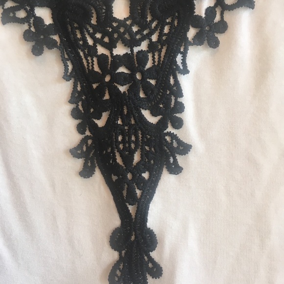 NWOT cold shoulder top with lace 💗🎀🛍 Never worm - Picture 5 of 8